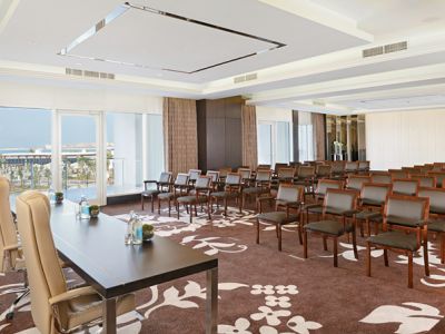 酒店家具-挑选亮光家具不是那么容易的